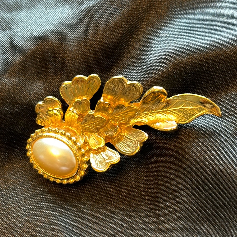 Vintage gold tone Leaf brooch